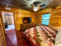New Cabin just minutes from Sylamore Creek and close to town!