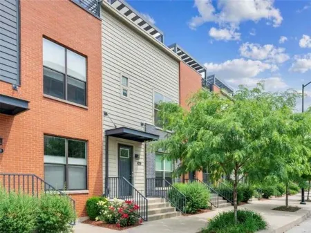 Luxury condo. 2 car garage, rooftop patio. Perfect for work or play! Отели рядом с достопримечательностью «Грэйтер Де-Мойн Ботаникал Гарден»