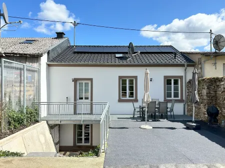 Renoviertes Ferienhaus 115 qm, mit Ganzjährig Beheiztem Innenpool 28 C und Spa Отели в г. Метлах