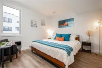 Modern condo with picturesque views- a block from the beach