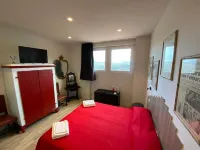 NiGiNo house sleeps 6, private pool and garden