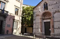 ELEGANT APARTMENT WITH TERRACE IN THE HEART OF THE HISTORICAL CENTER OF LUCCA