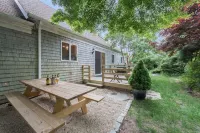The Boarding House, King bed comfort. Close to Nantucket Sound beaches.
