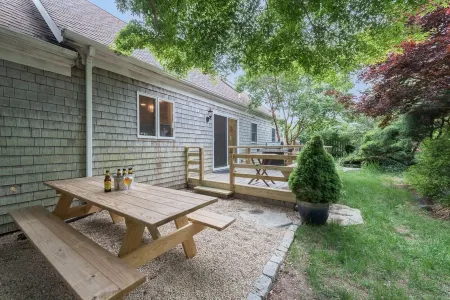 The Boarding House, King bed comfort. Close to Nantucket Sound beaches.