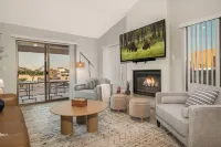 NEW Luxe Heated Pool, Spa w Mountain Views Designer Duplex Villa w 5 King beds