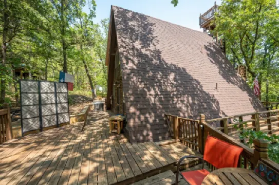 Enchanting Lake Texoma Cabin with Hot Tub