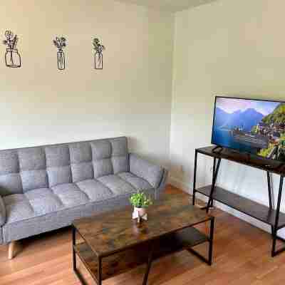 The Village - Private apartment w/ parking 5 min walking Others