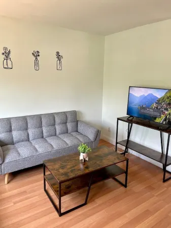 The Village - Private apartment w/ parking 5 min walking Отели рядом с достопримечательностью «Парк Харбор Айленд»