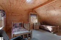 Private Wooded Log Cabin Near Shanty Creek Resorts -Four Season Adventure Awaits - Chalets