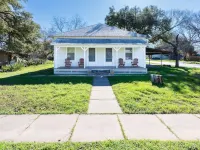 Charming 3-bedroom house with AC and WiFi in fabulous Luling Hotels in Luling