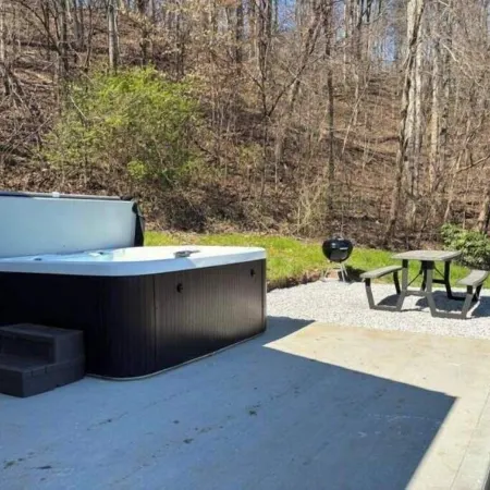 Hot Tub! Fire Pit! Picnic Area & Grill! View Hardwicks Creek Haven@Rrg
