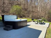 Hot Tub! Fire Pit! Picnic Area & Grill! View Hardwicks Creek Haven@Rrg