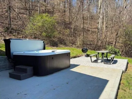 Fire Pit! Hot Tub! Picnic Area! Grill, Dog Friendly! Hardwicks Creek Haven@Rrg