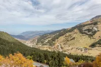 SKIS ON FOOTS-WIFI- GARAGE (optional) -NICE VIEW-2 ROOMS Hotels in Les Allues