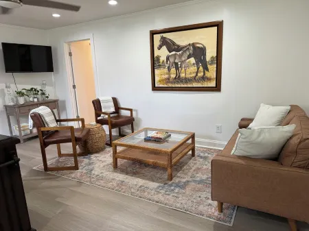 Pet friendly country cottage with large fenced-in yard & horses on property