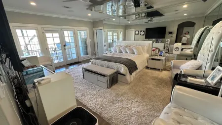 Highland Park Mansion on Beverly Drive, 1080 feet  from SMU’s stadium! Отели рядом с достопримечательностью «Хайленд Парк Виллидж»