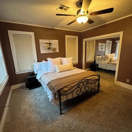 Stay in Our Quaint Cottage Retreat for a Memorable Escape! Hotels in Duncan