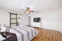 Newly remodeled 5BR 3BA w/pool 16 ppl