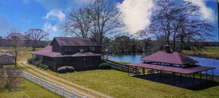 Lodge on the Lake Inside a Family Farm 2 or 5 Bedroom Hotels in Troup County