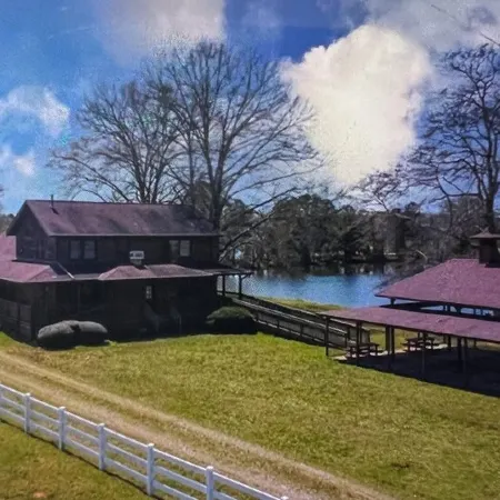 Lodge on the Lake Inside a Family Farm 2 or 5 Bedroom