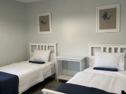 Lake House Artistic Spa-Like Retreat - Quiet Peaceful cul-de-sac - Pet-Friendly! Hotels in Howard Township