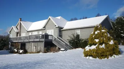 Huge deck, grill, stunning mountain views. EV charging station available. Hotels near Drumheller's Orchard