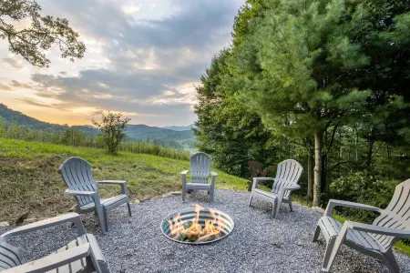 Stunning Mtn Sunsets! Hot Tub+Fire Pit, Mtn Views, Sauna, Grill, Close to Avl!