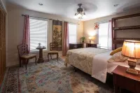 Lg Private Pool w Huge Patio, Hot tub, Fire Pit, 2 min to Downtown, Beach & Rest