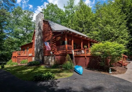 Relaxing Forest Retreat/minutes from Lake George