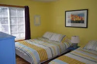 Walking distance to the beach! Summer dates available. Grill, Deck & Fire Pit!