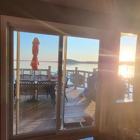 Lakefront, Dock, Near Restaurants, Track & Downtown Saratoga Springs!