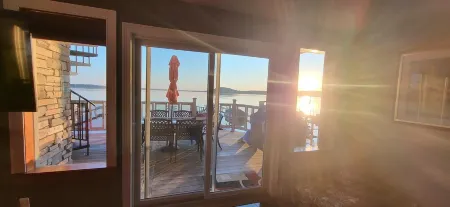 Lakefront, Dock, Near Restaurants, Track & Downtown Saratoga Springs!