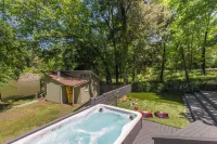 FREE Swim Hot Tub!! Nestled in the Trees on Cedar Creek Lake