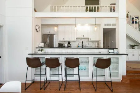 Luxury Lakefront @ Cedar Creek. Private luxury heated pool and Hot Tub!