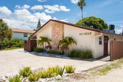 Stylish Beach Retreat Right Across Street from Beach & Gulf of Mexico in IRB!