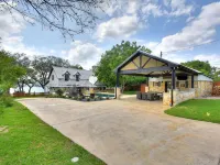LOCATION!!  Lake Travis Waterfront~Pool, Spa, Outdoor Kitchen, Location Hotels in Hudson Bend