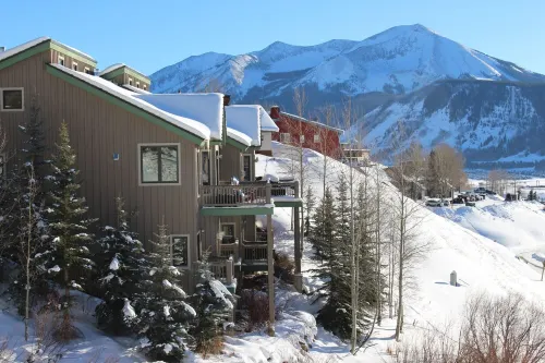 SPACIOUS TOWNHOME WITH BEAUTIFUL MOUNTAIN VIEWS 