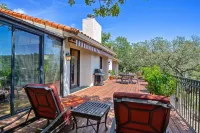 Amazing Get-Away! Enjoy the Views! Relax on Deck or by Pool. Minutes to Plaza. Maxwell Farms Regional Park附近的飯店