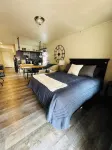 Charming Guesthouse in Historic Old Colorado City – Cozy & Convenient!