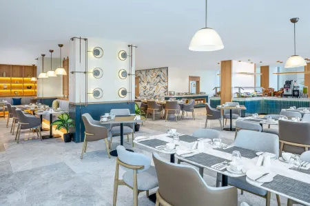 Four Points by Sheraton Jeddah King Fahd Road Отели рядом с достопримечательностью «Bicycle Square (Midan Addarajah)»