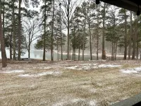 Beautiful villa on Lake Hartwell, stunning views, large deck for family to enjoy
