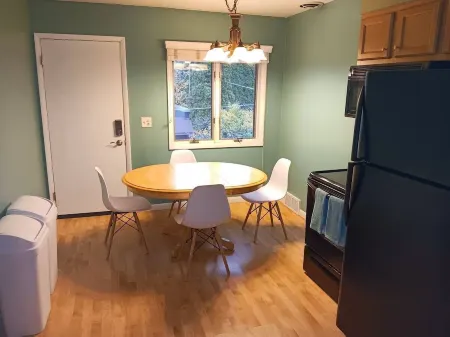 Charming 2-bedroom condo with WiFi, AC in quaint Sheboygan Отели в г. Sheboygan