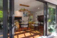 Luxe Executive Home HEATED Pool, Outdoor Fireplace,Guesthouse!!