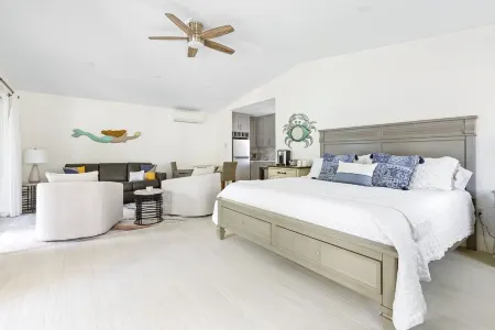 Guest House with Private Yard, Pool, Outdoor Kitchen & Tiki Bar Отели рядом с достопримечательностью «The Art Arena Gallery»