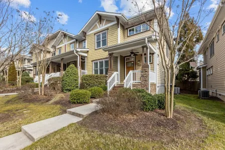 Convenient 3-BR Townhouse in SW Durham Отели рядом с достопримечательностью «Дарем Академи Мидл Скул»