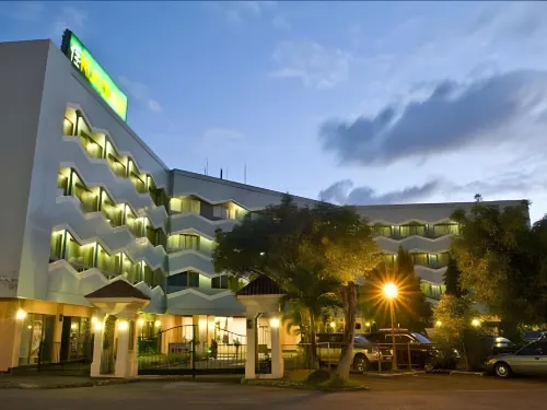 โรงแรมโกลเด้นฟีลด์ คุนดูเทล - ที่มีสระว่ายน้ำ