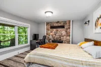 Cozy Lakefront Cabin • Fireplace • Views • Close to Skiing