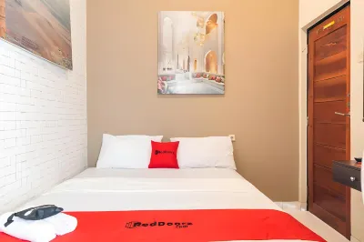 RedDoorz Plus Near Hayam Wuruk 2