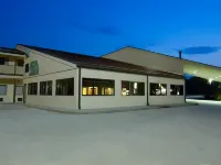 Greenlight Inn & Suites St James