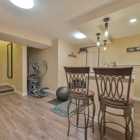 Entire Home-Beautiful 4BR, 3.5BA Retreat in Ankeny, Iowa 2 King Beds, Fenced, AC